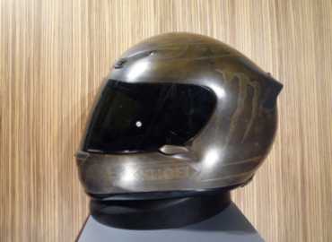 casco in bronzo con decorazione a rilievo