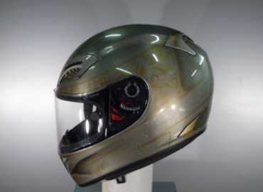 casco in oro e platino con decorazione ad intarsio